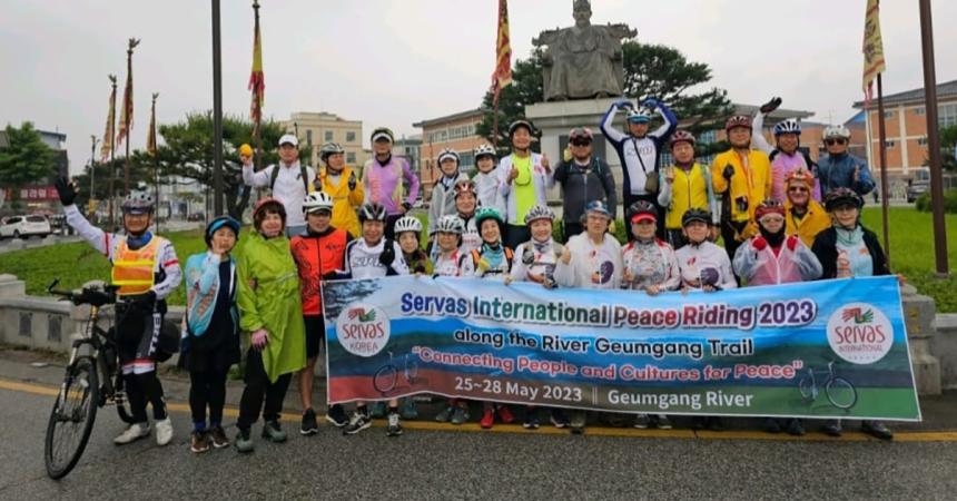 Group photo of South Korea bike ride 2023